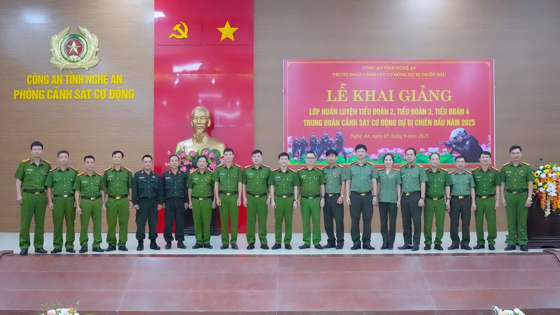 Các đại biểu chụp ảnh lưu niệm