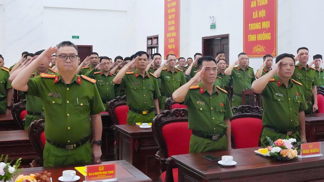 Các đại biểu thực hiện nghi thức chào cờ 