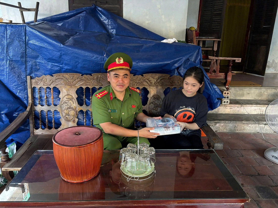Công an phường Trường Vinh thăm hỏi, động viên và tặng quà các em học sinh có hoàn cảnh khó khăn trước thềm năm học mới 