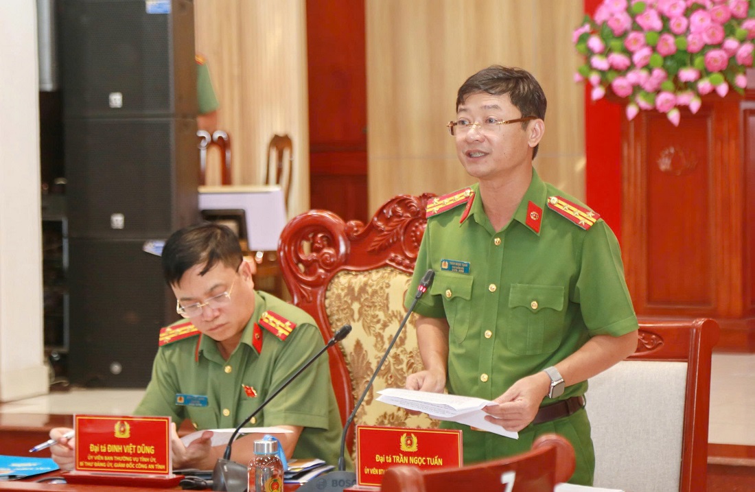 Đồng chí Đại tá Trần Ngọc Tuấn, Ủy viên Ban Thường vụ Đảng ủy, Phó Giám đốc Công an tỉnh Nghệ An đã trình bày tham luận tại Hội nghị