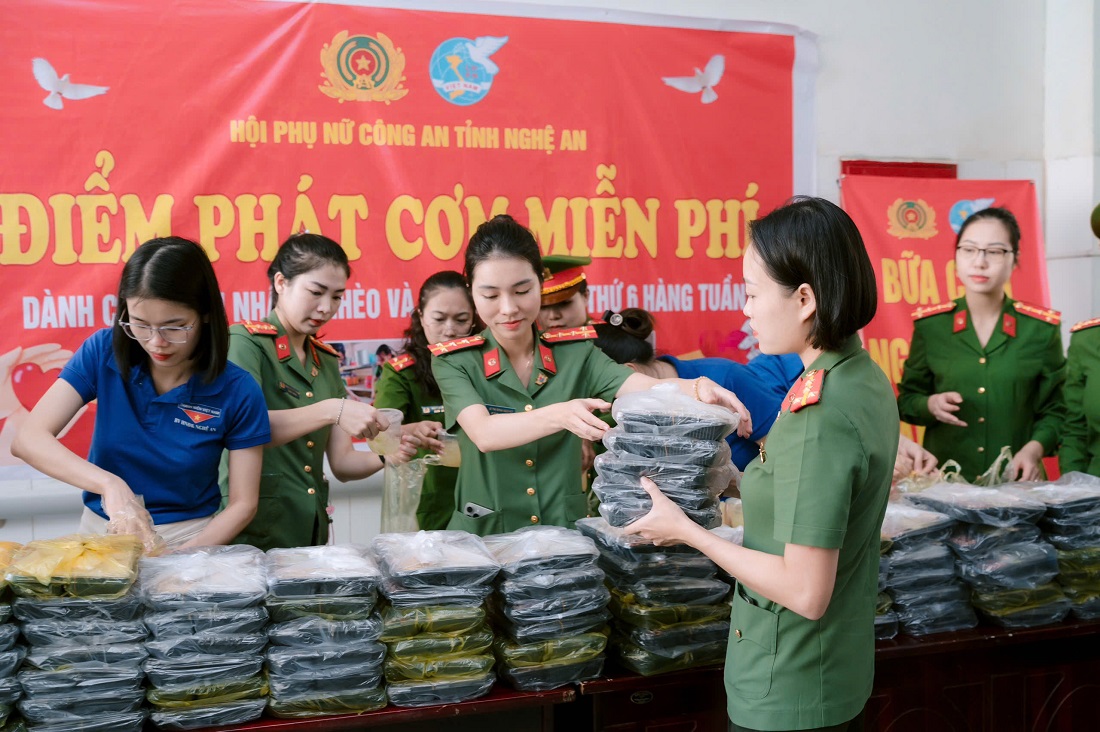 Hơn 100 suất cơm nghĩa tình được trao tận tay các bệnh nhân nghèo đang điều trị tại bệnh viện