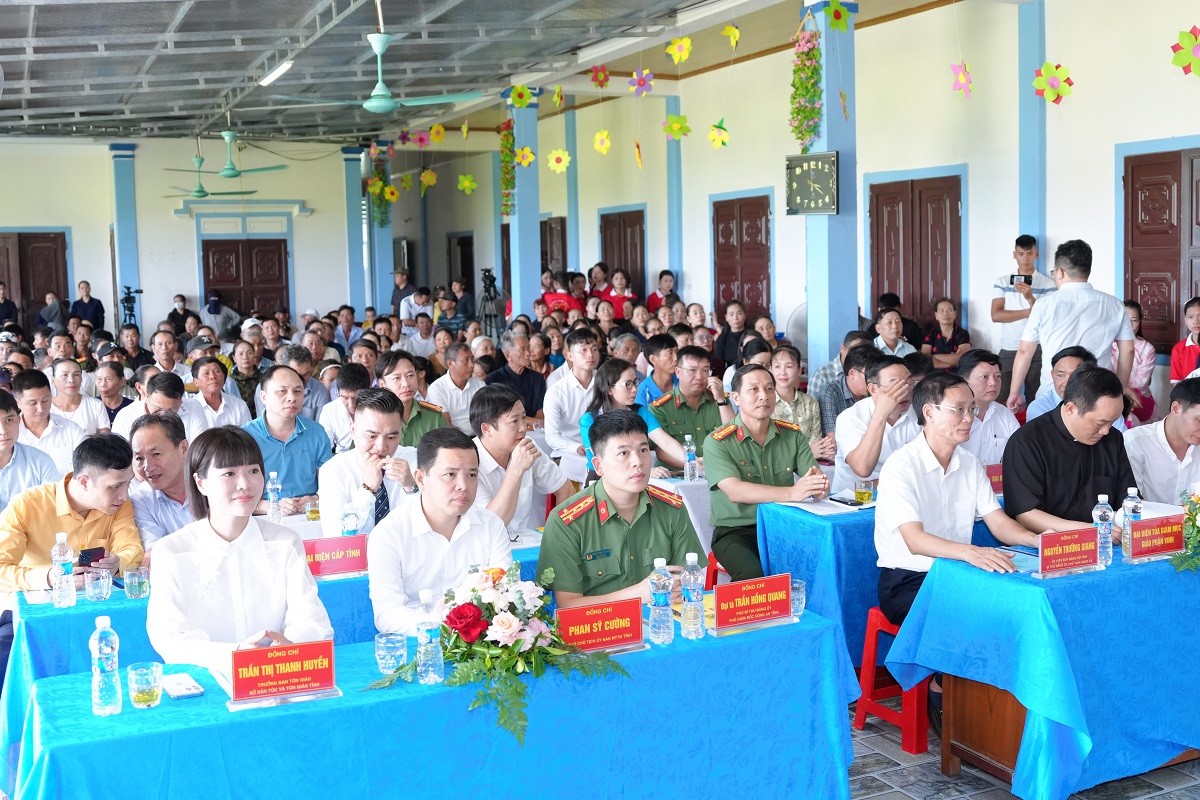 Đại biểu và đông đảo bà con giáo dân tham dự