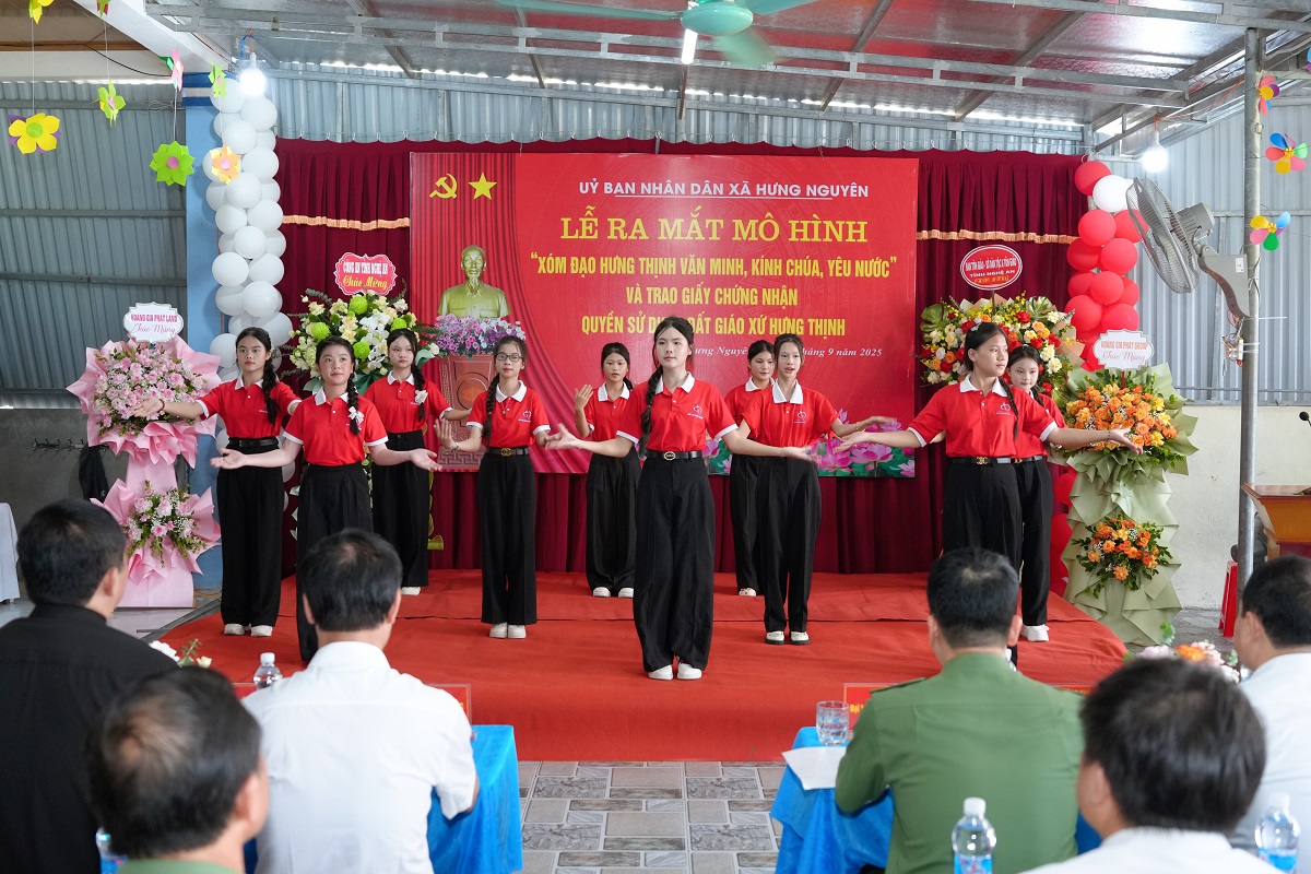 Các tiết mục văn nghệ chào mừng do thanh, thiếu niên giáo xứ Hưng Thịnh dàn dựng và biểu diễn