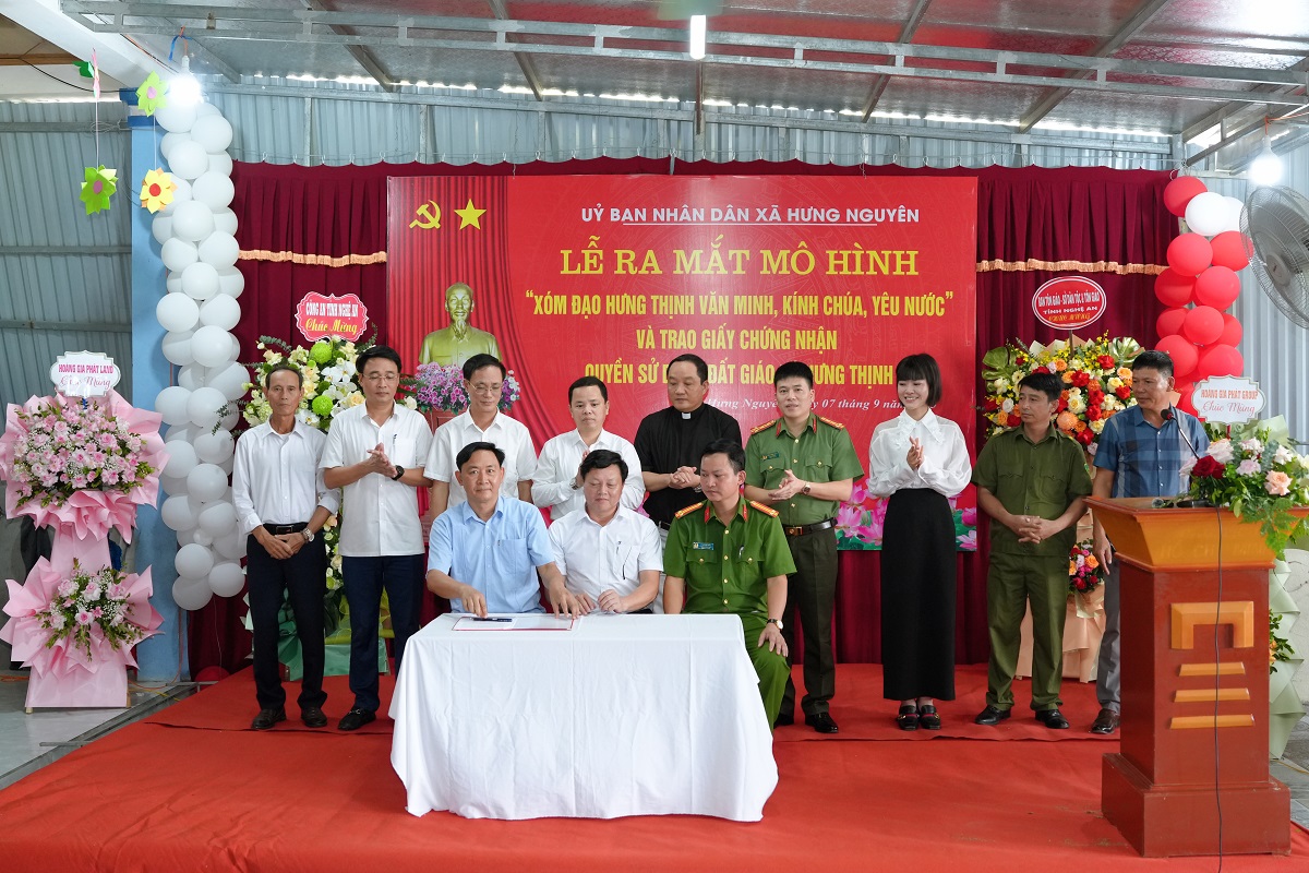 Đại diện Hội đồng mục vụ giáo xứ và trưởng các ban, ngành, đoàn thể đã kí kết biên bản giao ước xây dựng mô hình
