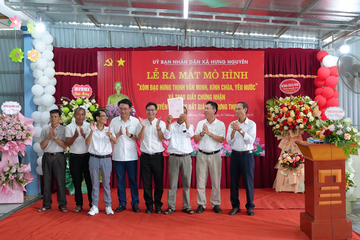 Đại diện cấp ủy, chính quyền trao Giấy chứng nhận quyền sử dụng đất giáo xứ Hưng Thịnh