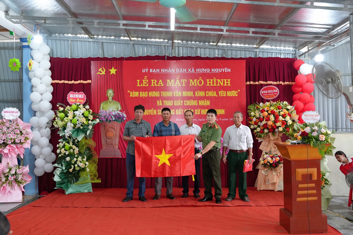 Công an tỉnh Nghệ An trao tặng 300 lá cờ Tổ quốc cho giáo xứ