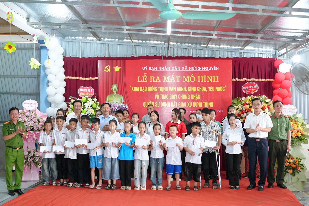 Các tổ chức đoàn thể, doanh nghiệp trao tặng nhiều phần quà cho các hộ gia đình, các em học sinh có hoàn cảnh khó khăn vươn lên học giỏi