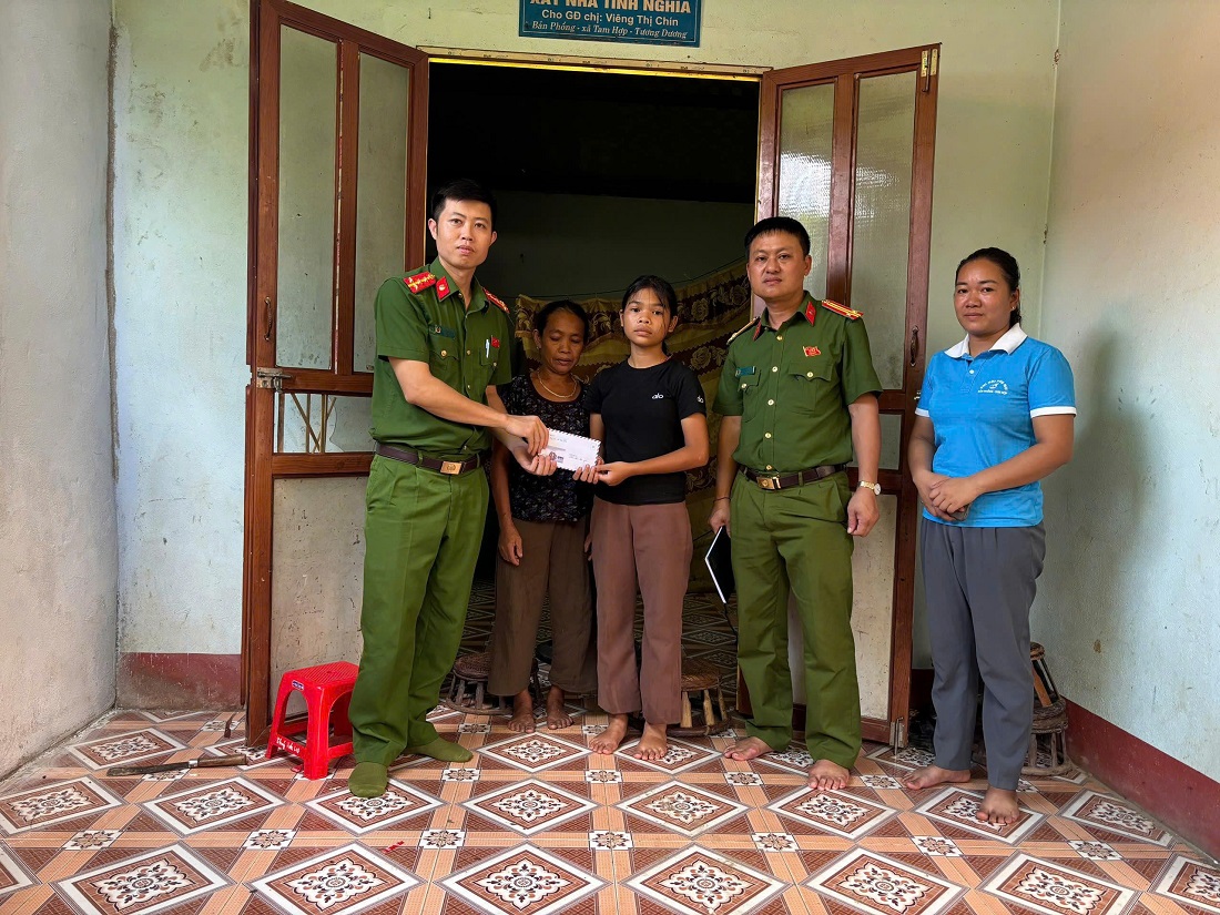 Công an xã Tam Thái thăm hỏi, tặng quà cho các em học sinh có hoàn cảnh đặc biệt khó khăn trước thềm năm học mới