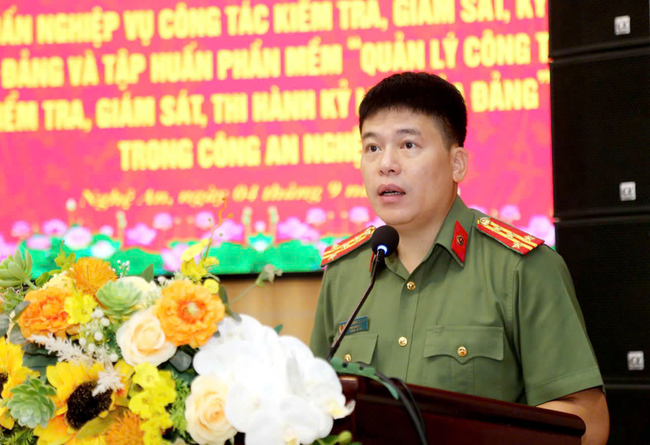 Đồng chí Đại tá Trần Hồng Quang, Phó Bí thư Đảng ủy, Phó Giám đốc, Chủ nhiệm Ủy ban Kiểm tra Đảng ủy Công an tỉnh nhấn mạnh vai trò của kiểm tra, giám sát, kỷ luật Đảng tại hội nghị tập huấn về công tác này