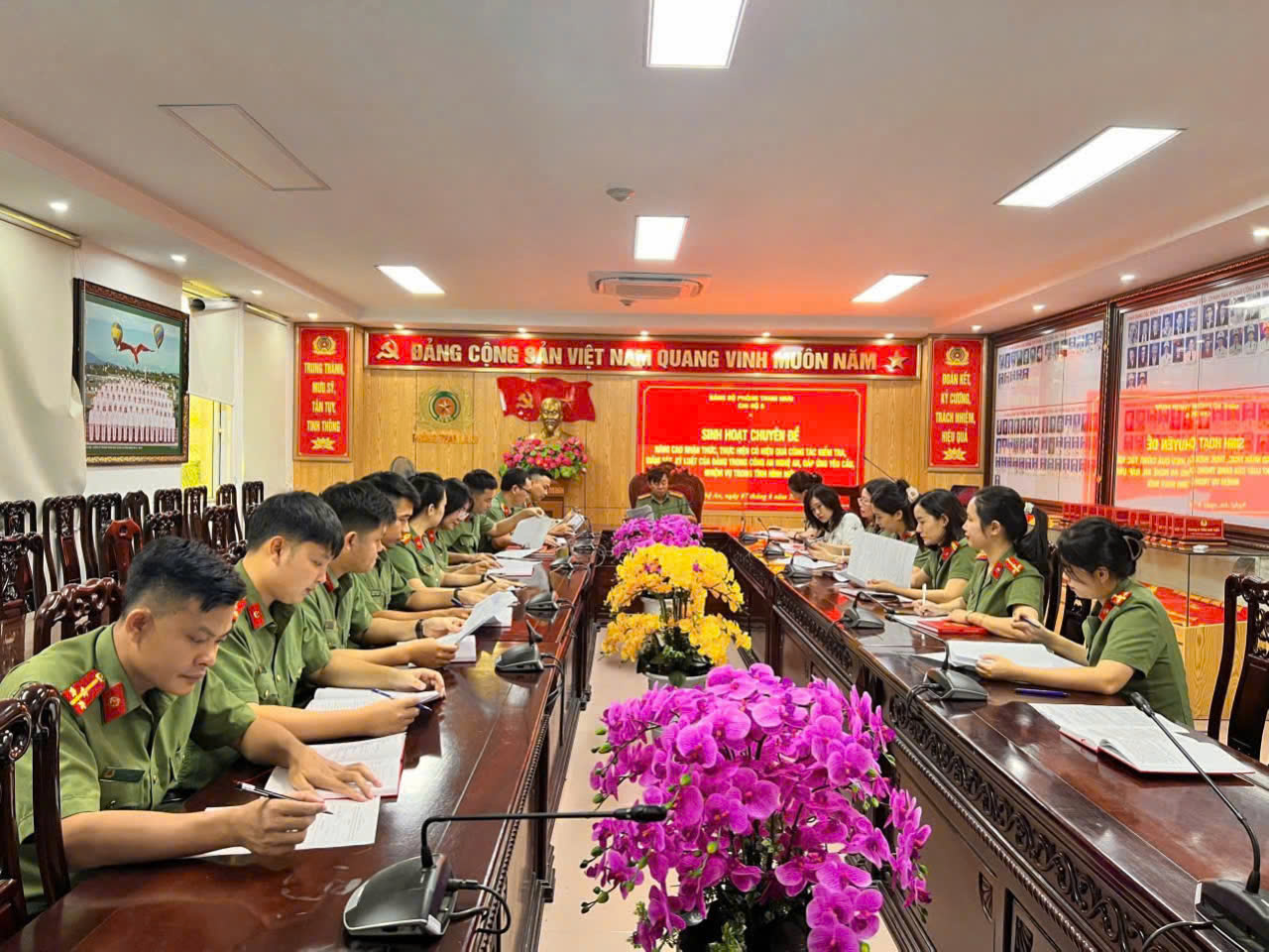 Đông đảo đảng viên tại các Đảng bộ, chi bộ tham gia sinh hoạt chuyên đề 