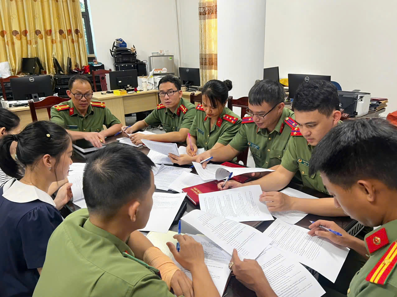 Thảo luận nhóm trong buổi sinh hoạt chuyên đề