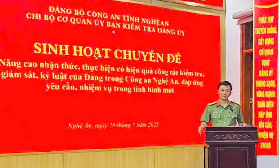 Thượng tá Chu Quang Thành, Phó Chủ nhiệm Thường trực Ủy ban Kiểm tra Đảng ủy Công an tỉnh quán triệt nội dung tại buổi sinh hoạt chuyên đề của Chi bộ