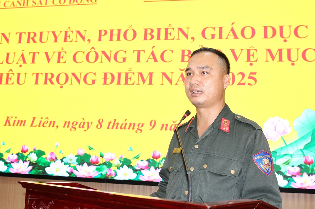 Đại diện Chỉ huy các Đội nghiệp vụ Phòng Cảnh sát cơ động tuyên truyền, phổ biến, giáo dục pháp luật về công tác bảo vệ mục tiêu trọng điểm     