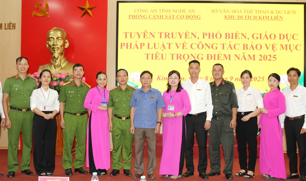 Các đại biểu chụp ảnh lưu niệm