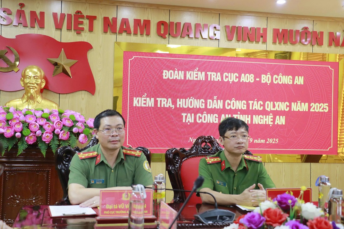 Các đồng chí: Đại tá Vũ Văn Quân, Phó Cục trưởng Cục Quản lý xuất nhập cảnh, Bộ Công an và Đại tá Trần Ngọc Tuấn, Ủy viên Ban Thường vụ Đảng ủy, Phó Giám đốc Công an tỉnh đồng chủ trì buổi làm việc