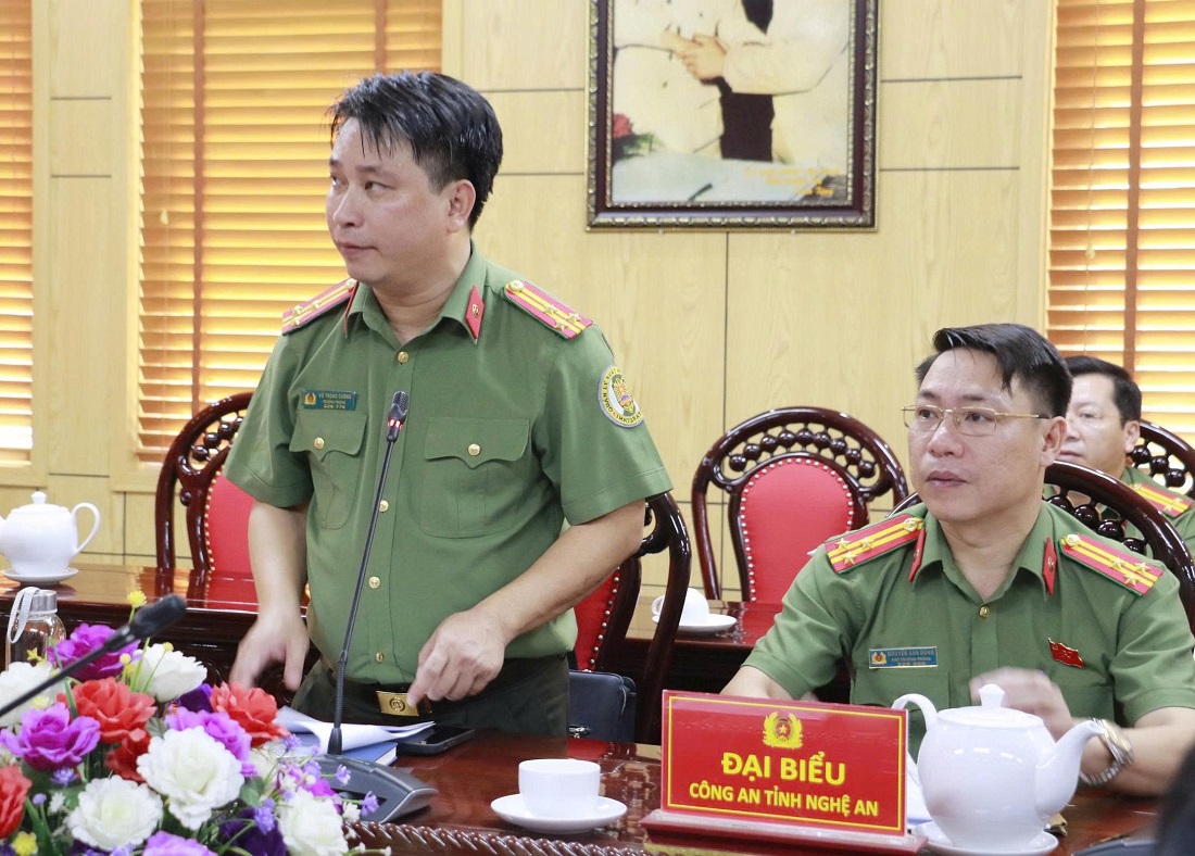 Đại diện Lãnh đạo Phòng Quản lý xuất nhập cảnh Công an Nghệ An phát biểu