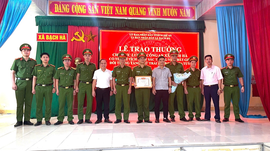 Lãnh đạo UBND xã trao thưởng Công an xã Bạch Hà vì đã có thành tích bắt giữ đối tượng phạm tội về ma túy