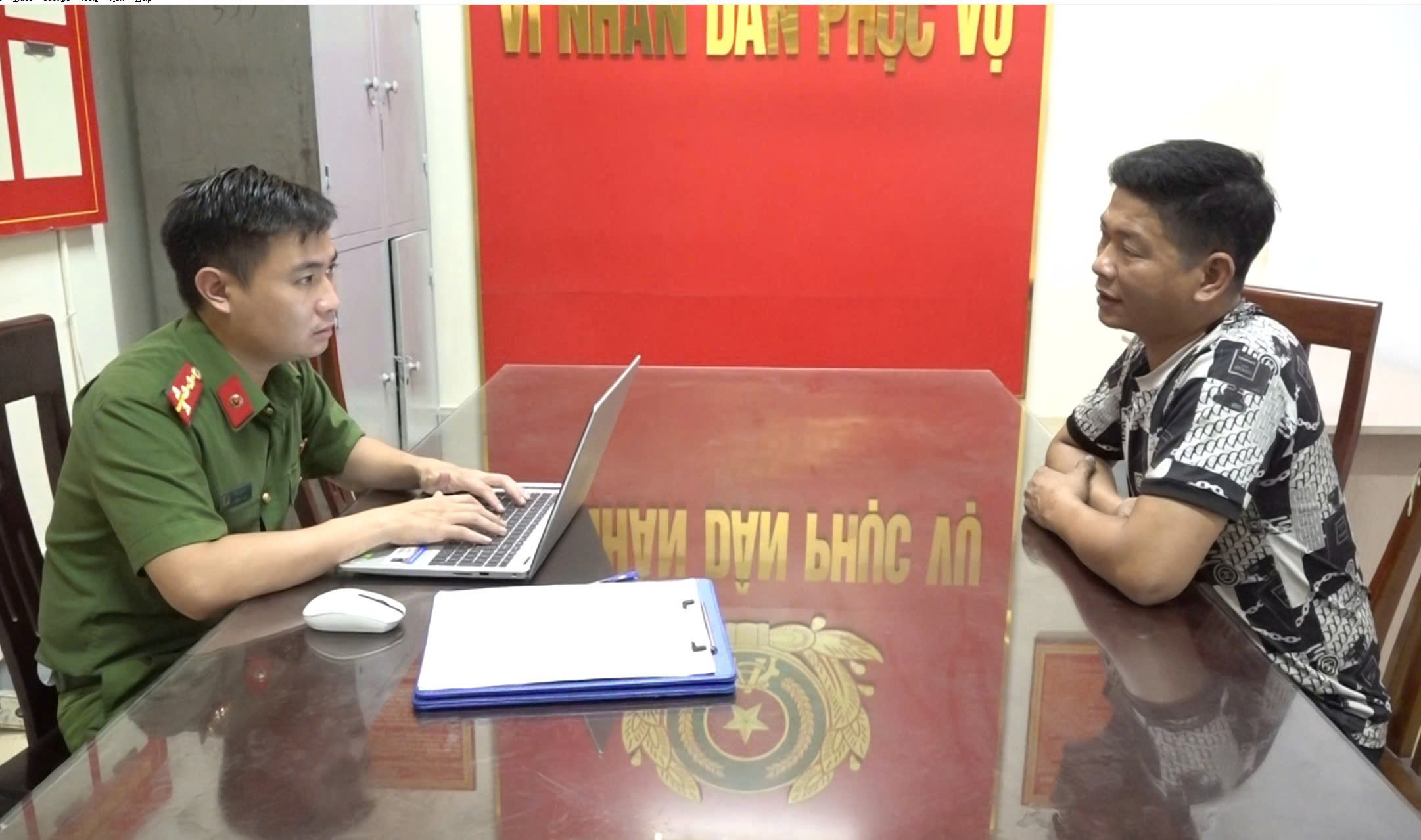 Công an lấy lời khai của đối tượng Nguyễn Đình An