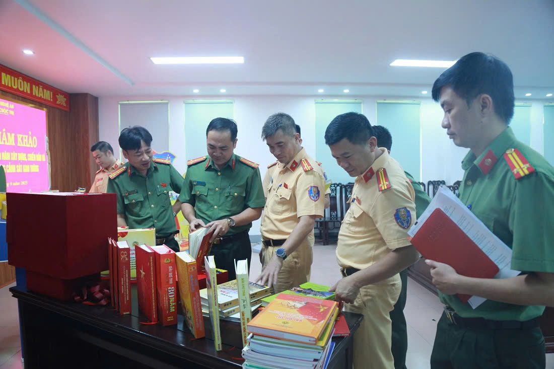 Các thành viên trong Ban tổ chức, Ban giám khảo và Tổ thư ký tham quan, đánh giá các bài thi