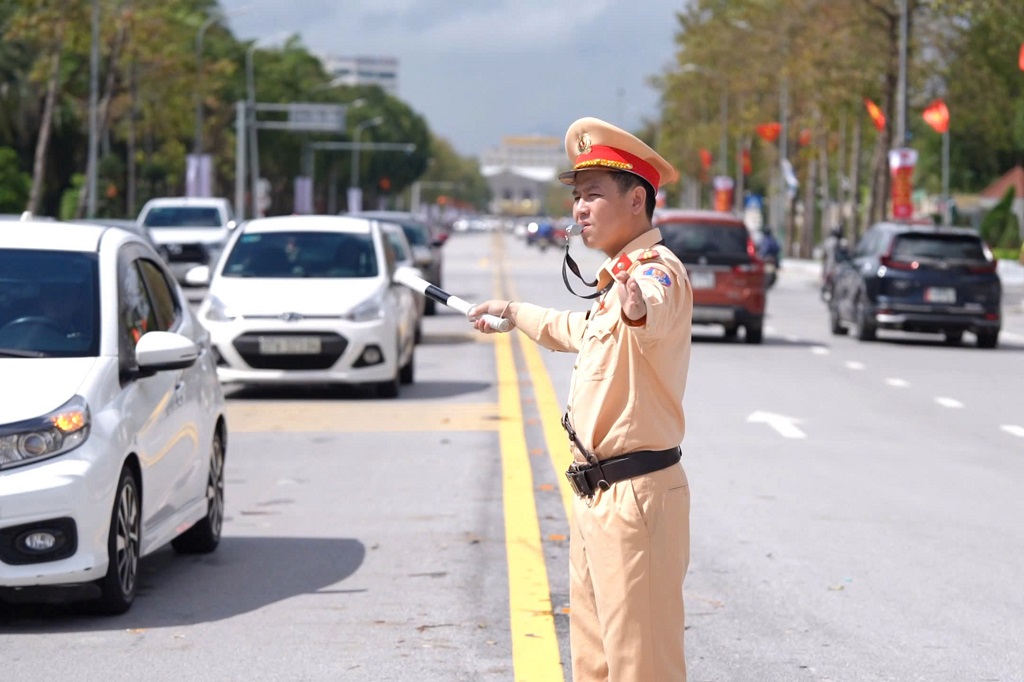 Cảnh sát Giao thông điều tiết, phân luồng trên các tuyến đường