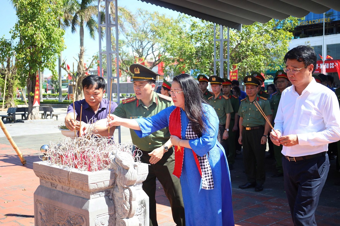 Các đại biểu tổ chức dâng hoa, dâng hương tại Khu di tích Xô viết Nghệ Tĩnh