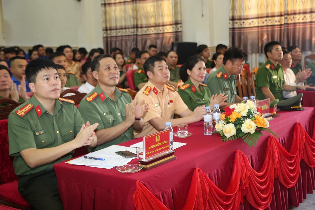 Các đại biểu tham dự buổi lễ