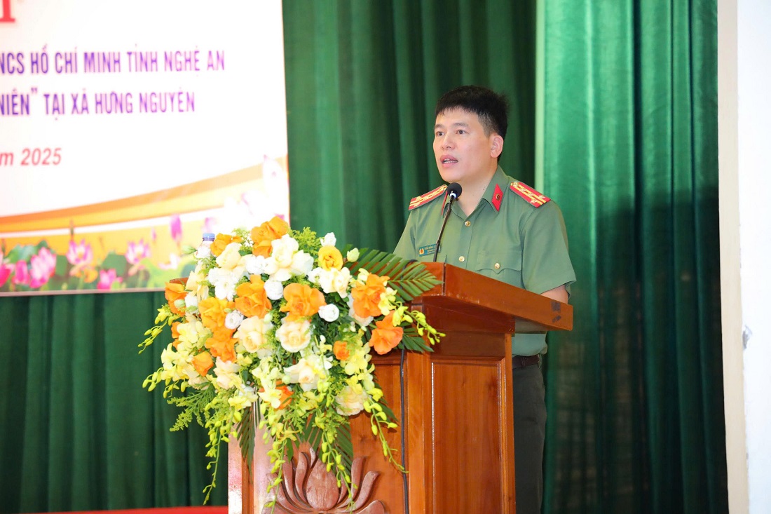 Đồng chí Đại tá Trần Hồng Quang, Phó Bí thư Đảng uỷ, Phó Giám đốc Công an tỉnh phát biểu tại buổi lễ