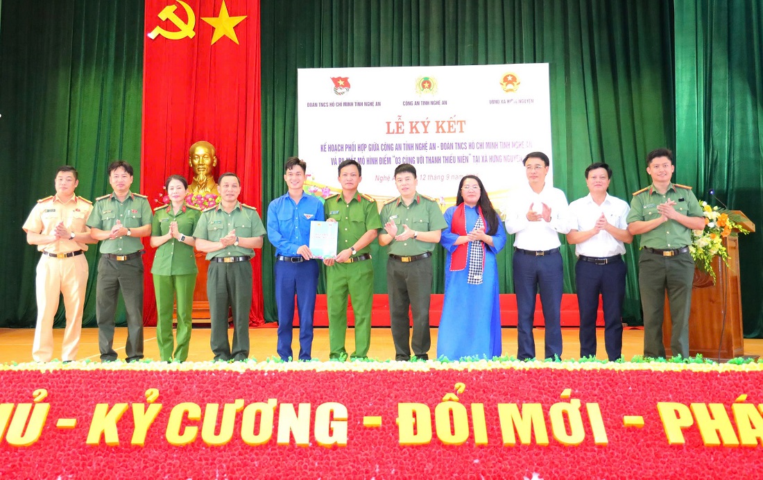 Ký cam kết giữa Công an xã Hưng Nguyên với Đoàn thanh niên xã Hưng Nguyên