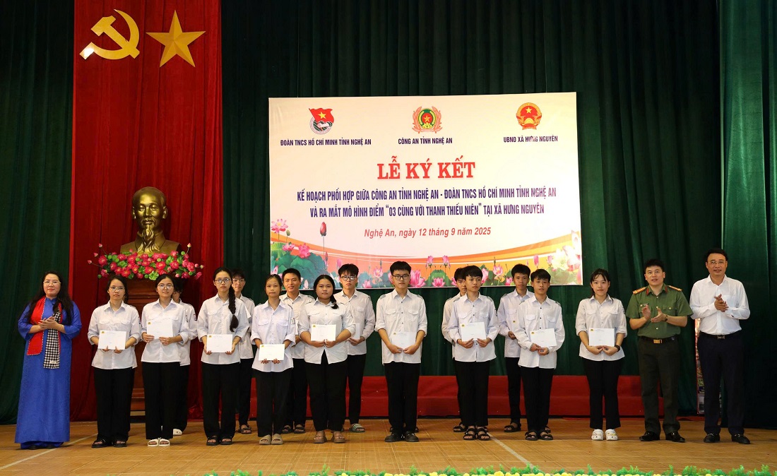 Đoàn đã trao tặng 20 suất quà, cho học sinh nghèo vượt khó, vươn lên học tập trên địa bàn xã