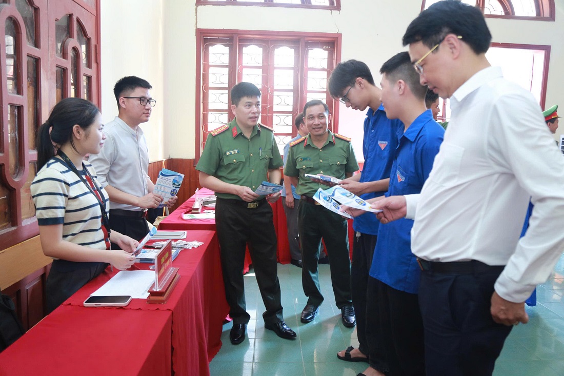 Tại buổi lễ đã tổ chức tư vấn hướng nghiệp và tuyên truyền pháp luật cho các đoàn viên thanh niên và các em học sinh