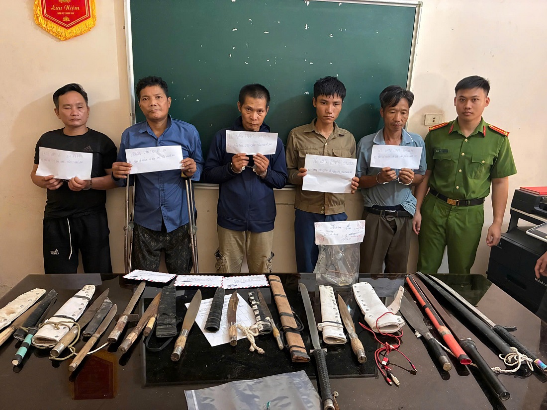 Các đối tượng bị Công an xã Quỳ Châu bắt giữ cùng tang vật