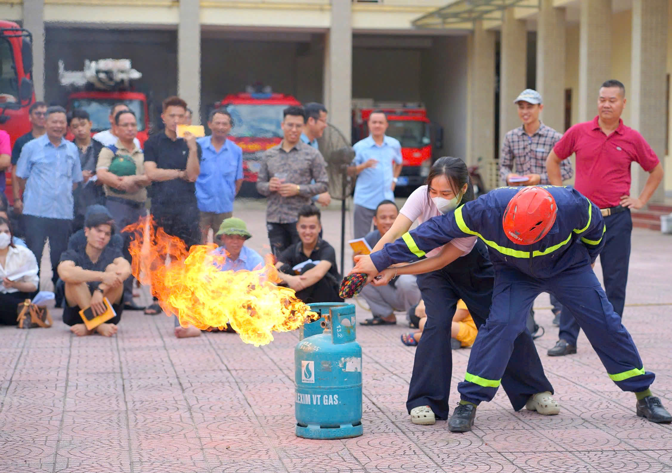 Không chỉ nghe lý thuyết, việc thực hành nhuẫn nhuyễn sẽ giúp người dân ghi nhớ lâu hơn, rèn luyện kỹ năng và giữ được bình tĩnh trước mọi tình huống cháy, nổ có thể xảy ra