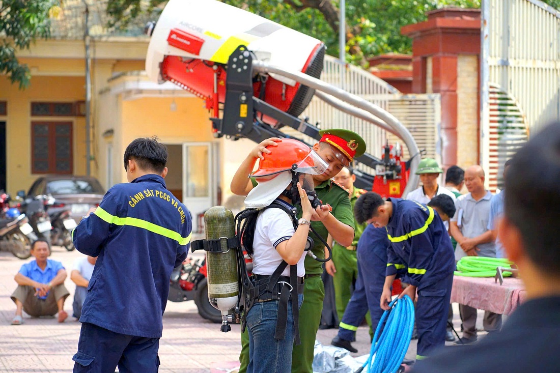 Cảnh sát PCCC và CNCH hướng dẫn kỹ năng sử dụng các phương tiện bảo hộ cho người dân