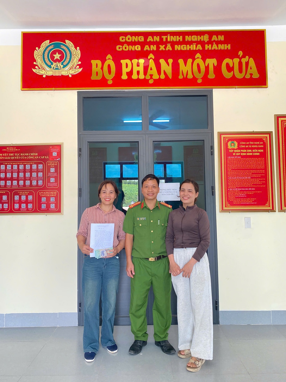 Chị Trần Thị Quyên và người nhà cảm ơn Công an xã Nghĩa Hành