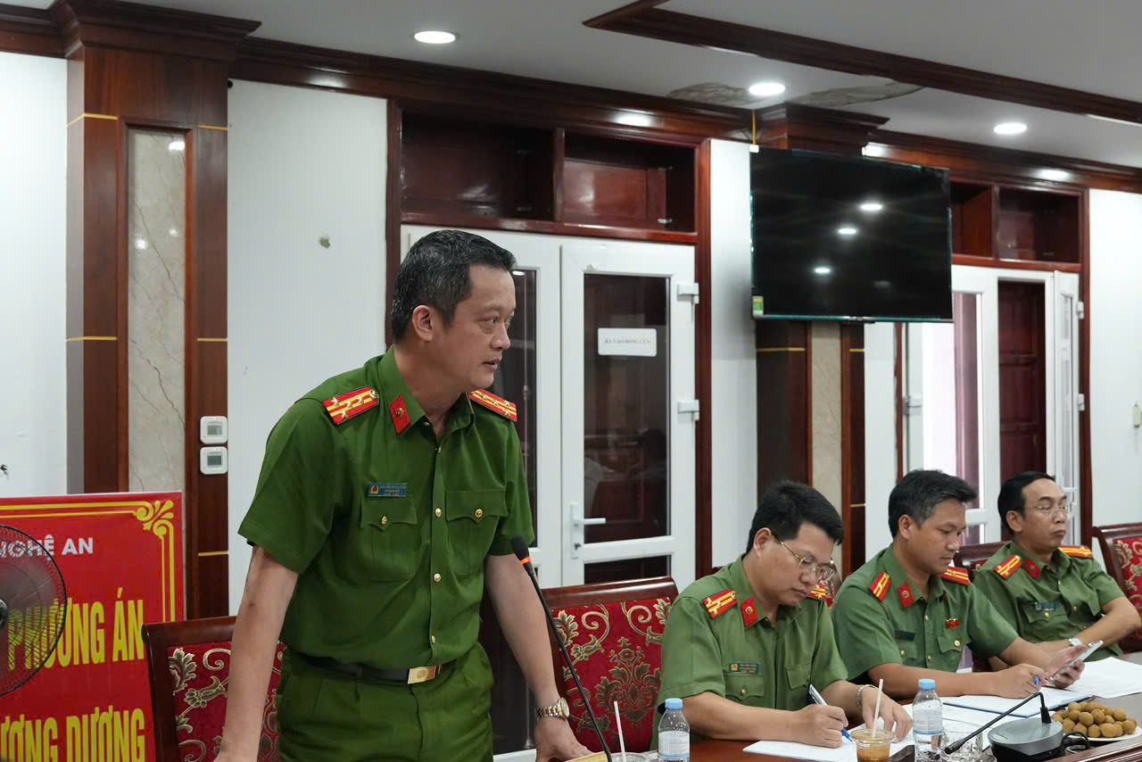 Đồng chí Đại tá Nguyễn Đức Cường - Phó Giám đốc Công an tỉnh Nghệ An thảo luận tại buổi làm việc.