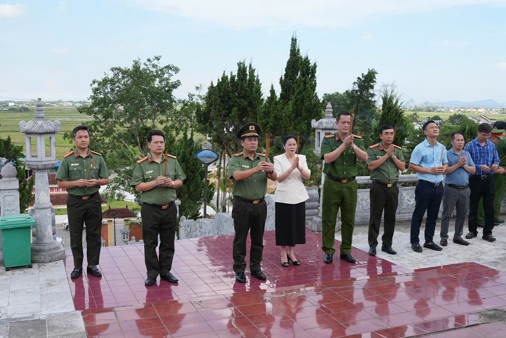 Đoàn công tác dâng hương tại Nghĩa trang Liệt sĩ Yên Thành