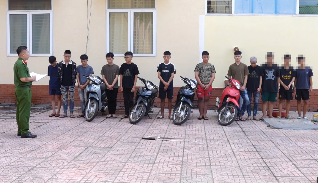 Các đối tượng cùng tang vật tại Cơ quan Công an