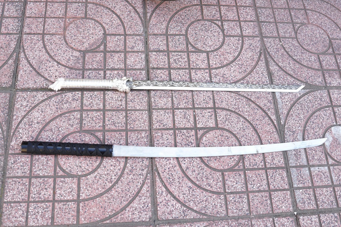 02 thanh kiếm mà các đối tượng dùng để đuổi đánh nhau