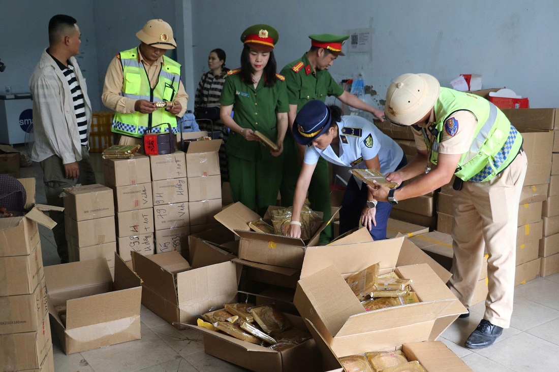 Phòng Cảnh sát kinh tế Công an tỉnh Nghệ An chủ trì, phối hợp với Tổ Cảnh sát giao thông số 4 (Phòng Cảnh sát giao thông) và Đội Quản lý thị trường số 3, Chi cục Quản lý thị trường Nghệ An kiểm tra tại cơ sở kinh doanh (đường Cao Xuân Huy, phường Trường Vinh)