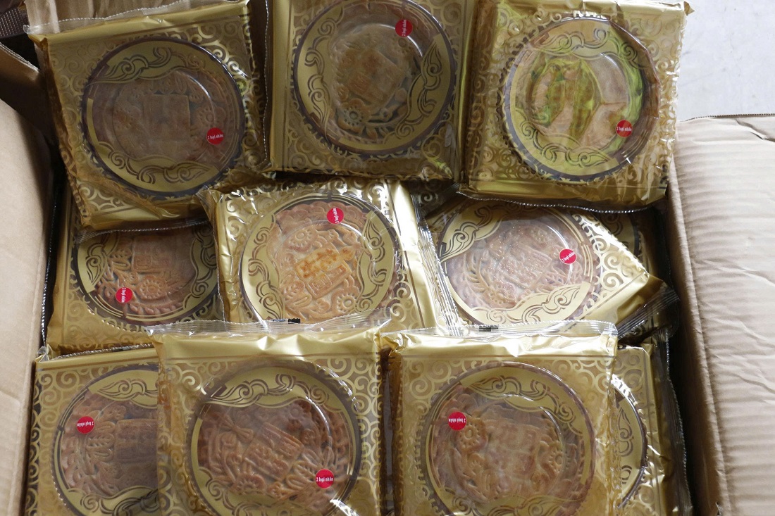 Cận cảnh bánh trung thu không rõ nguồn gốc xuất xứ