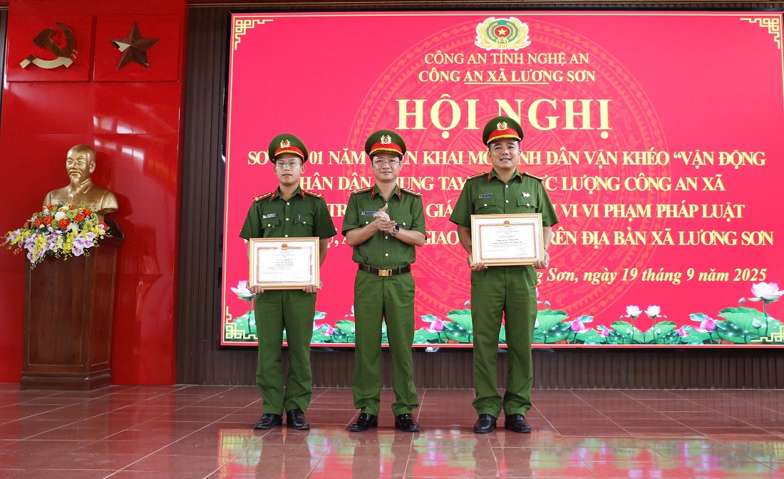 Đồng chí Đại tá Trần Ngọc Tuấn, Ủy viên Ban Thường vụ Đảng ủy, Phó Giám đốc Công an tỉnh trao Giấy khen của Giám đốc Công an tỉnh tặng 01 tập thể, 01 cá nhân có thành tích xuất sắc trong triển khai thực hiện mô hình