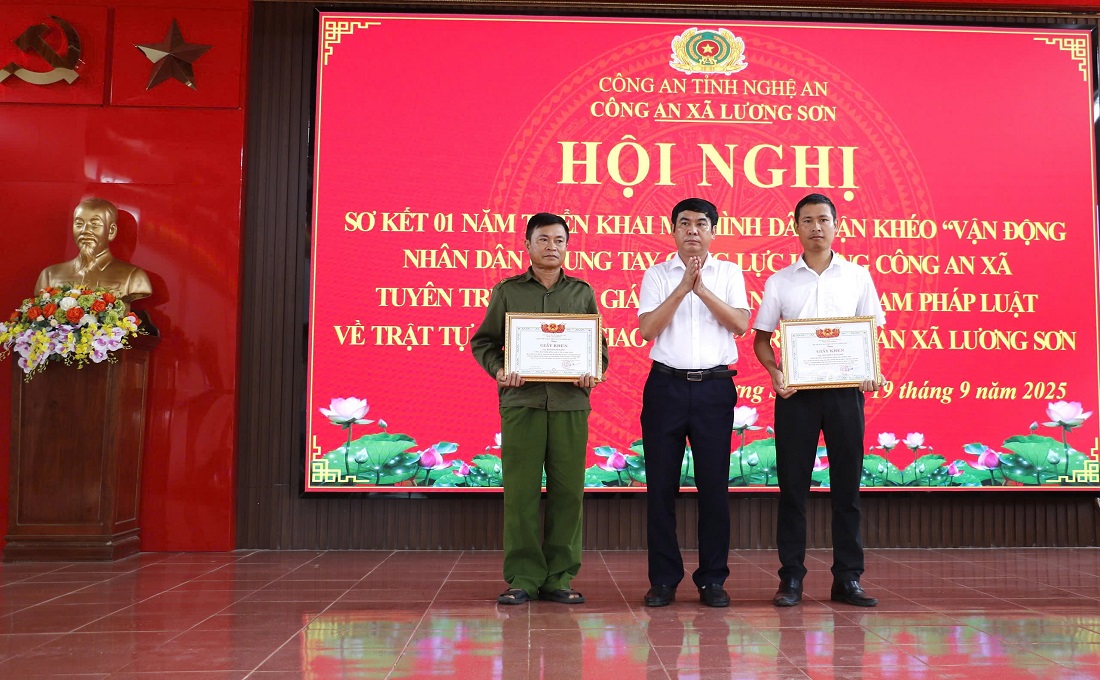 Đồng chí Trần Kim Đoàn, Phó Bí thư Đảng ủy, Chủ tịch UBND xã Lương Sơn trao Giấy khen của Chủ tịch UBND xã tặng 02 cá nhân có thành tích xuất sắc trong triển khai thực hiện mô hình