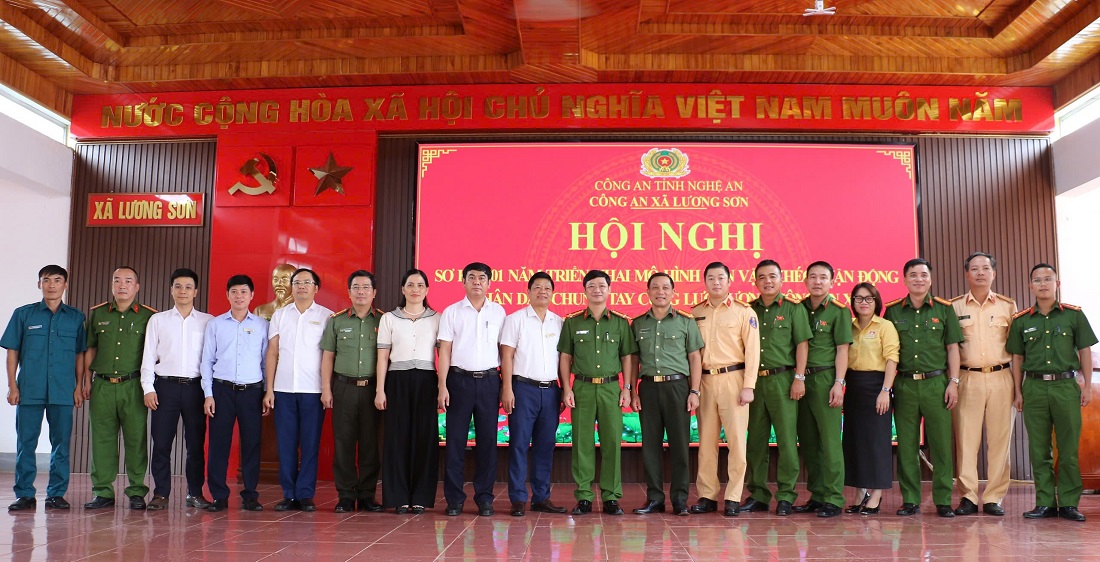 Các đại biểu chụp ảnh lưu niệm