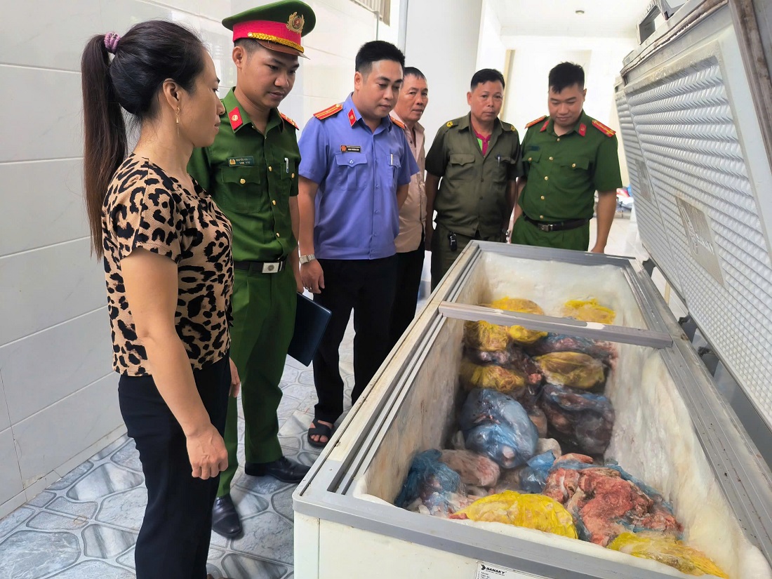Công an xã Vạn An phối hợp với ban, ngành chức năng kiểm tra, thu giữ số thịt lợn thành phẩm chưa qua kiểm dịch