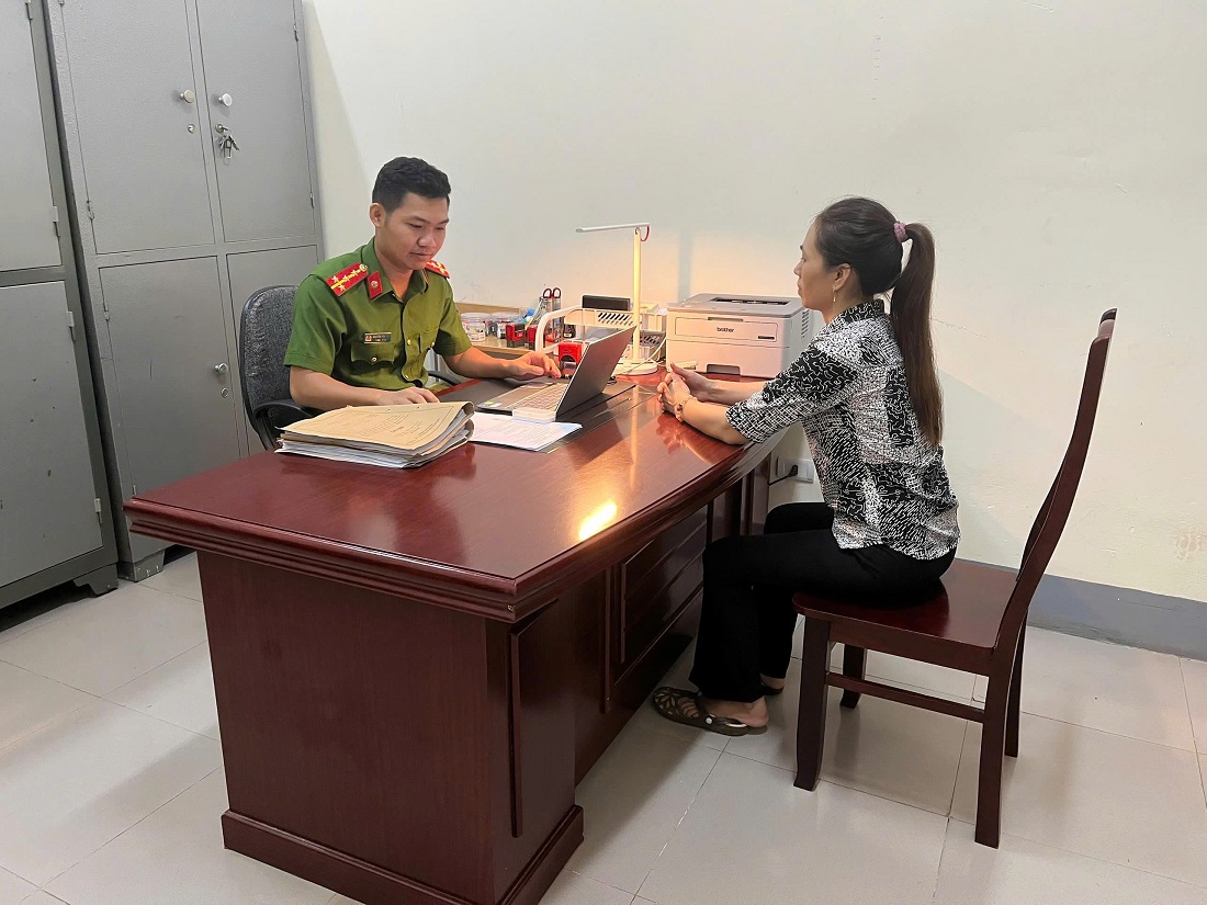 Đối tượng Nguyễn Thị Mai tại cơ quan Công an
