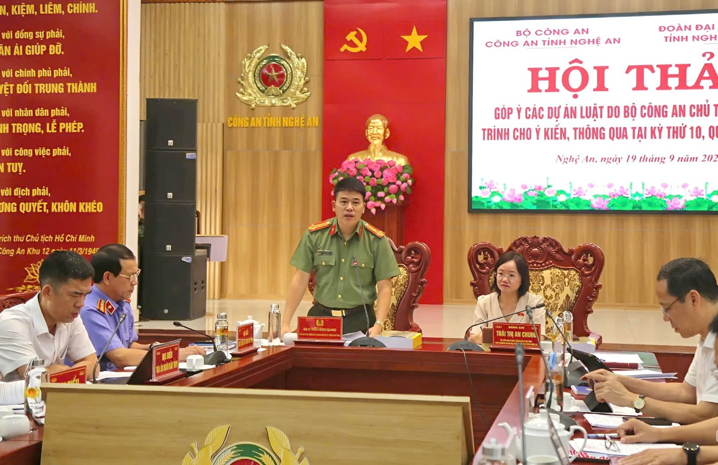 Đồng chí Đại tá Trần Hồng Quang, Phó Giám đốc Công an tỉnh kết luận tại Hội thảo