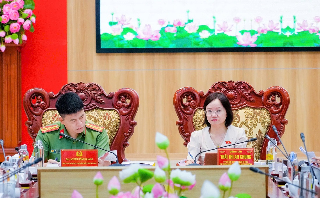 Các đồng chí: Thái Thị An Chung - Ủy viên Ban Chấp hành Đảng bộ tỉnh, Phó Trưởng đoàn chuyên trách Đoàn ĐBQH tỉnh Nghệ An, đồng chí Đại tá Trần Hồng Quang, Phó Bí thư Đảng uỷ, Phó Giám đốc Công tỉnh, đồng chủ trì Hội thảo