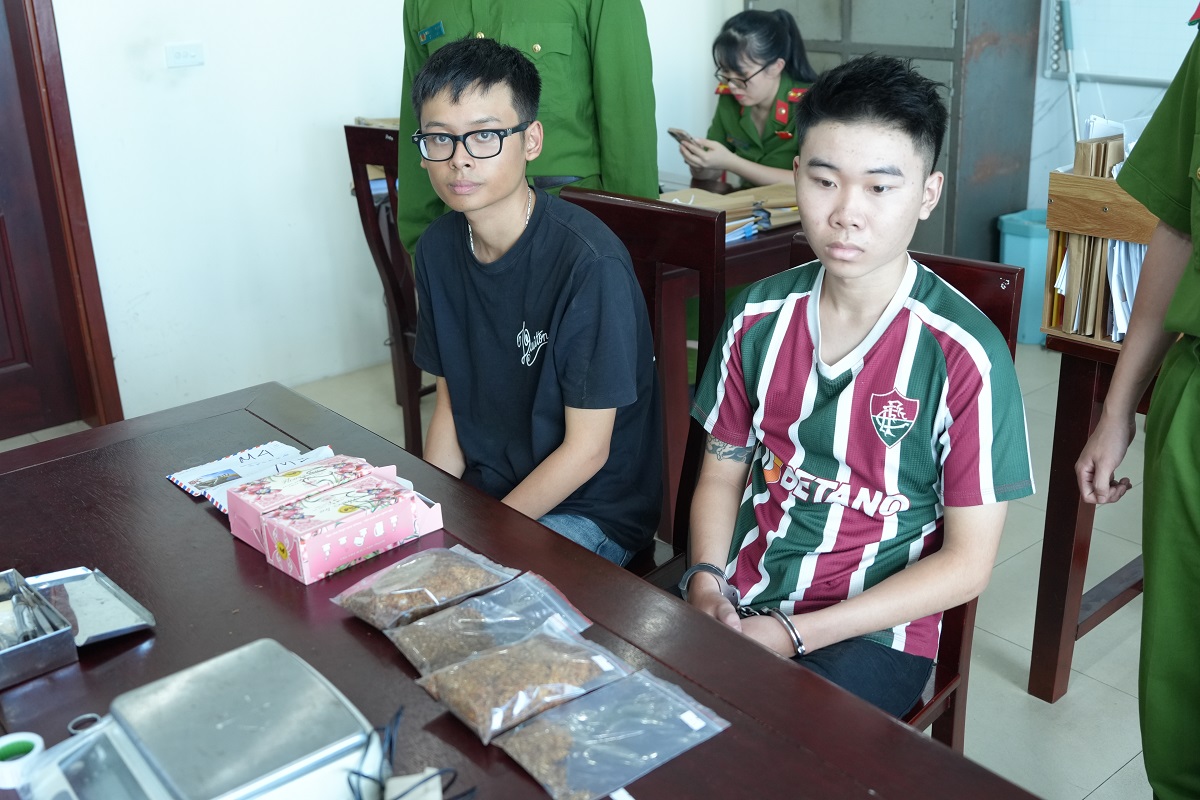 Đỗ Đức Anh và Bùi Văn Nhật tại cơ quan Công an