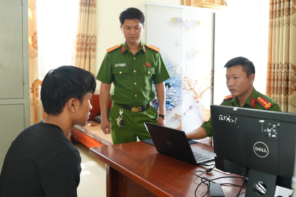 Cán bộ Công an xã Quỳnh Văn làm việc với đối tượng cầm đầu	