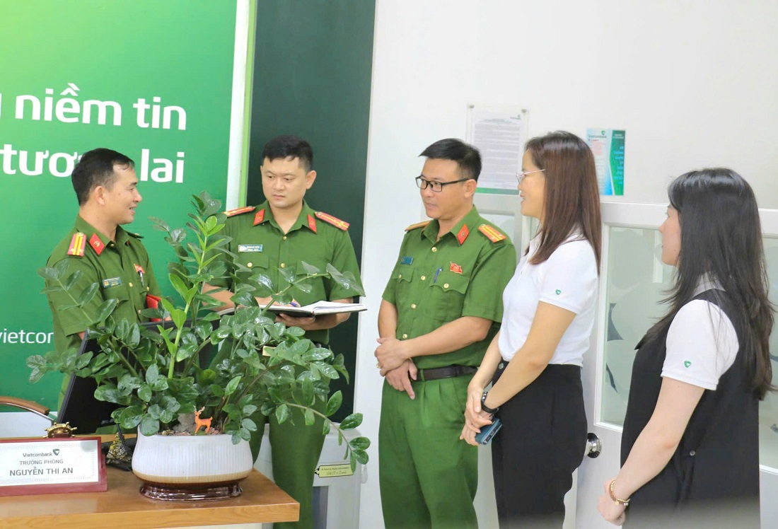 Phòng Cảnh sát hình sự Công an Nghệ An phối hợp các đơn vị liên quan kiểm tra, hướng dẫn công tác đảm bảo an ninh trật tự tại ngân hàng TMCP Công thương Việt Nam - chi nhánh Nghệ An và ngân hàng TMCP Ngoại Thương Việt Nam - Phòng giao dịch Cửa Lò